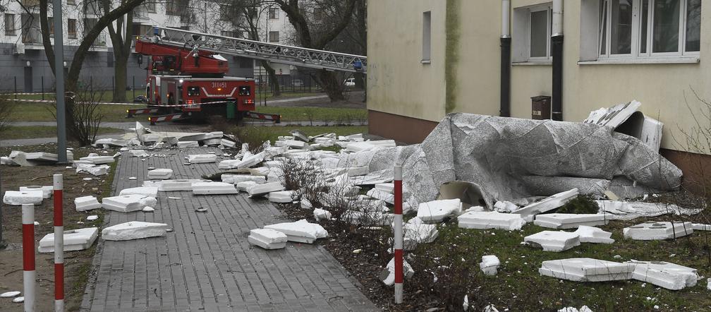 Wiatr zerwał elewację z budynku przy ul. Wrzeciono