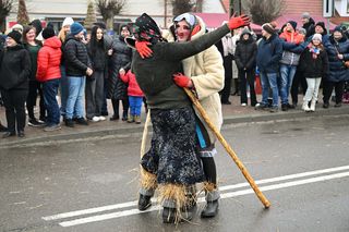 Brodacze żegnają stary rok na ulicach Sławatycz