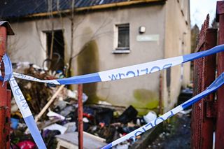 Pożar opuszczonego domu w Redzie. To tutaj zginęły trzy osoby. Zdjęcia z miejsca tragedii