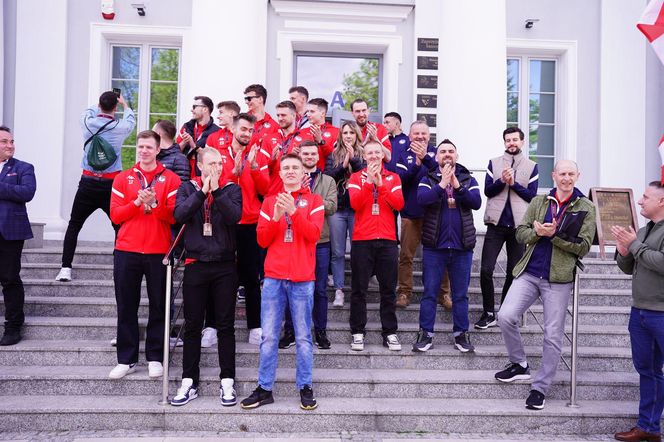 Siatkarze KPS-u z medalami na szyi, dziękowali kibicom za udany sezon