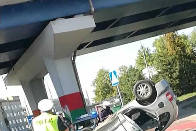 Wypadek w Sosnowcu na Ślimaku. Jeden z samochodów dachował. Poszkodowana jest kobieta w ciąży