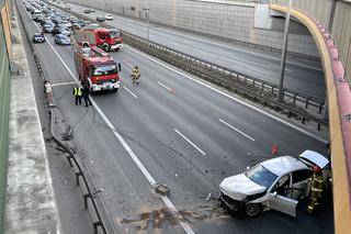 Gigantyczny korek na S8 w kierunku Poznania. BMW huknęło w barierki