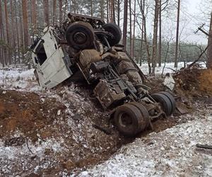 Ciężarówka wpadła do rowu! Niecodzienny wypadek obok Wałcza 