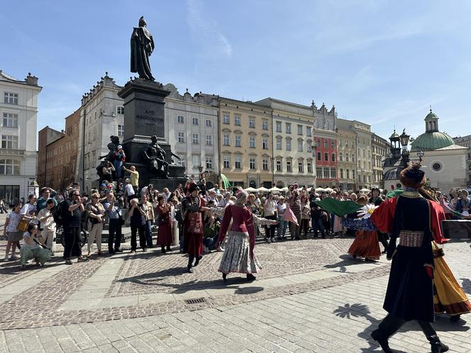 "Polonez wiosenny" na Rynku Głównym w Krakowie