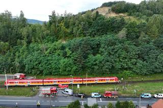 Barcice. Tragiczny wypadek. Auto dachowało i wpadło pod pociąg. 1 osoba nie żyje