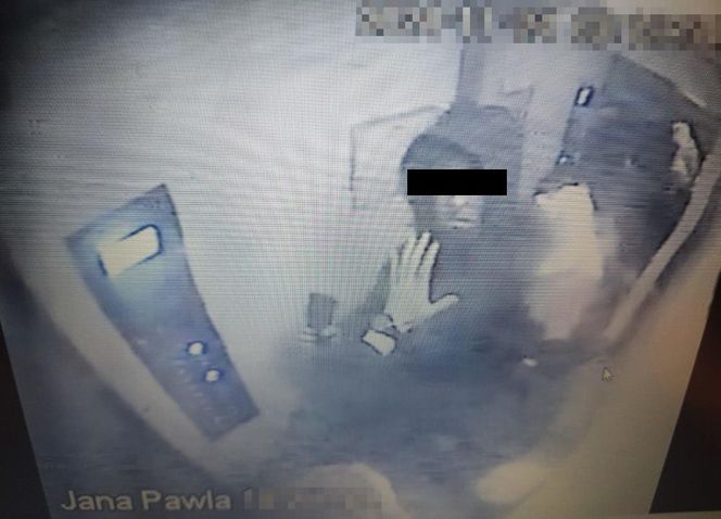 Atak w windzie w warszawskim bloku
