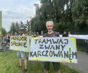 Protest mieszkańców przeciwko wycince drzew pod budowę linii tramwajowej do Mistrzejowic.