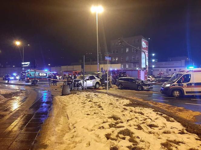 UWAGA! Wypadek 7 samochodów osobowych na Jana Pawła II! Ranni