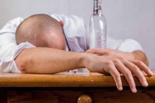 Szok w Małopolsce! Kompletnie pijany ojciec „opiekował” się rocznym synkiem. Miał prawie śmiertelną dawkę alkoholu we krwi!