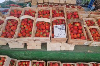 Ceny truskawek na placu Imbramowskim w Krakowie