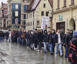 Polonez dla Fredry 2025 we Wrocławiu. Maturzyści zatańczyli na Rynku [ZDJĘCIA]