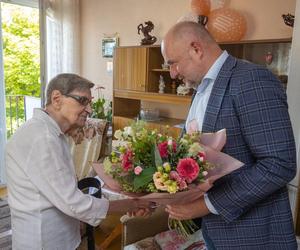 Kolejni stulatkowie w kujawsko-pomorskim. Dostojni jubilaci uhonorowani Medalem Marszałka Województwa