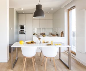 Jaka podłoga do salonu z aneksem kuchennym? Architekt wnętrz radzi
