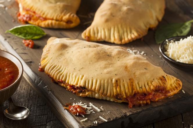 Pizza calzone: przepis na włoski pieróg z kurczakiem i szpinakiem 