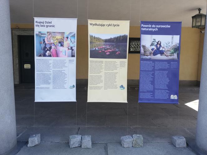 Wystawa przed Ambasadą Szwecji