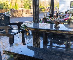 Tego grobu nikt się nie spodziewał! Zadaszenie, stół i krzesła na cmentarzu w Poznaniu