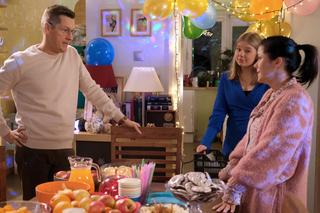 	M jak miłość odc. 1794. Lenka (Olga Cybińska), Piotrek (Marcin Mroczek), Kinga (Katarzyna Cichopek)