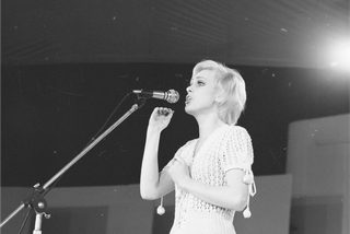 Piosenkarka podczas występu, 1975-06 