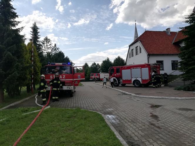 Nowica. Pożar szkoły podstawowej. Zaczęło się od palących pojemników na śmieci