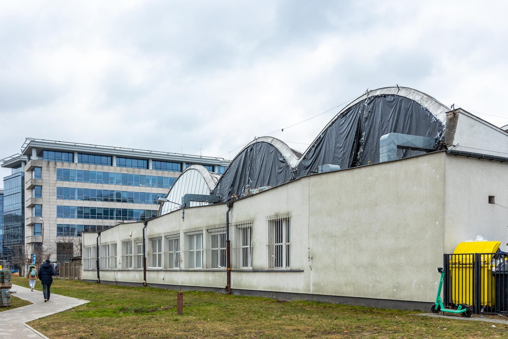 Zabytkowa hala na Suwak 4 w Warszawie