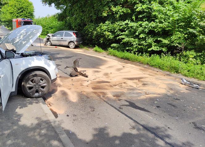 Wypadek na trasie Jonkowo - Olsztyn. Droga zablokowana po czołowym zderzeniu dwóch aut [FOTO]