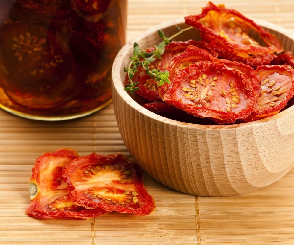 Suszone pomidory są dobrym źródłem likopenu - silnego przeciwutleniacza o właściwościach antynowotworowych.