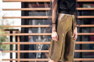 Wielki come back plisowanej spódnicy. Jesienią stanie się twoim biurowym uniformem