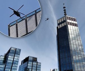 Black Hawk nad Warszawą. Zawisł nad najwyższym wieżowcem. Co się dzieje?