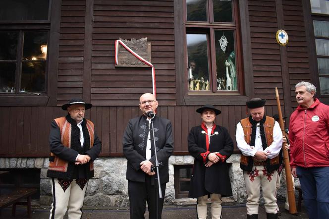 Odsłonięcie tablicy na schronisku nad Morskim Okiem