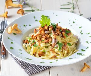 Makaron z  kurkami i boczkiem - pyszne letnie danie w kilka minut