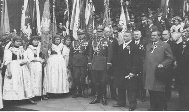 Uroczystości 3 Maja na starych fotografiach. Wielkie defilady i piękne stroje! [ZDJĘCIA]