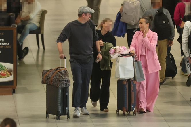 Anna Mucha z rodziną na lotnisku