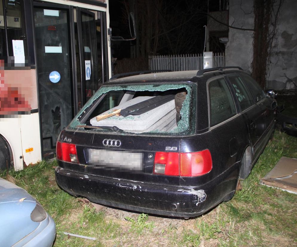 Gang nastolatków niszczył samochody pod Piasecznem. Najmłodszy wandal miał tylko 13 lat