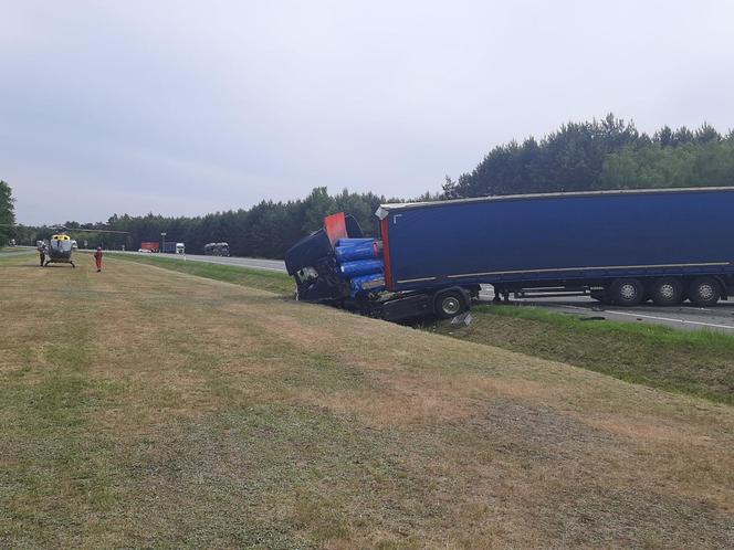 Śmiertelny wypadek pod Łowiczem. Czterech mężczyzn z busa zginęło w zderzeniu z tirem [ZDJĘCIA].