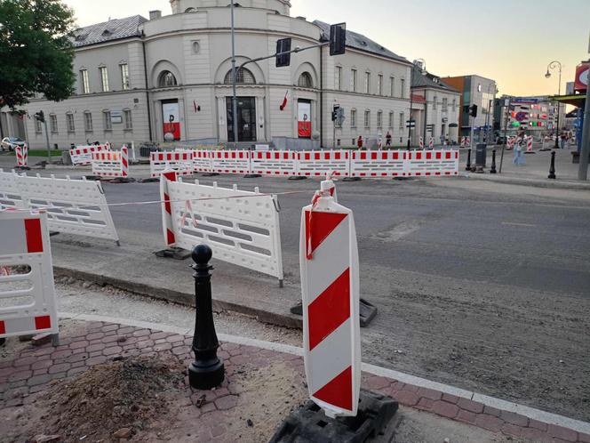 Na ul. Armii Krajowej powstaje już nowa nawierzchnia. Jej skrzyżowanie z ulicami Wojskową i Piłsudskiego zostanie zamknięte na kilka dni.