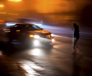 Dramat na śliskiej drodze. Citroen roztrzaskał się na drzewie! Kierowca i pasażer nie żyją