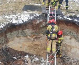 Psy ratownicze i ciężki sprzęt. Małopolscy strażacy szkolili się z działań ratowniczych podczas zapadlisk