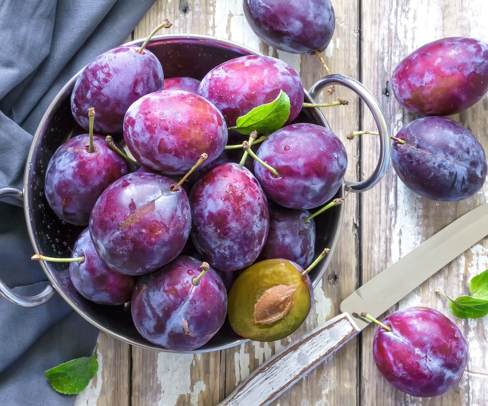 Śliwki to owoce, które mają liczne właściwości i wartości odżywcze. Dostarczają przy tym niewiele kalorii.