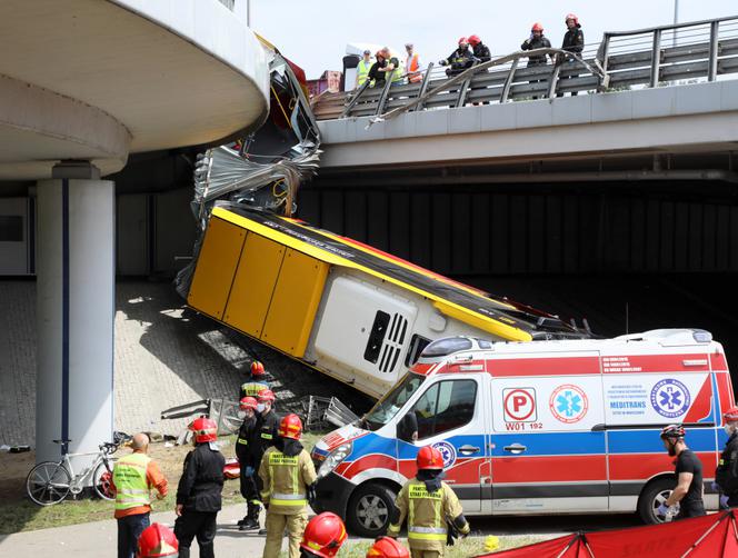 Autobus spadł z wiaduktu na Wisłostradę