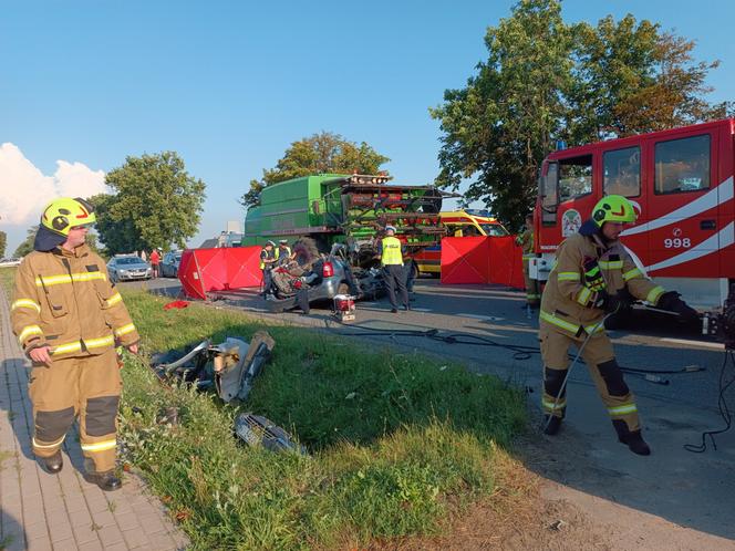 Czołówka osobówki z kombajnem. Jedna osoba nie żyje