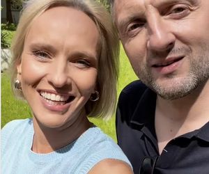 M jak miłość. Dorota (Iwona Rejzner), Bartek (Arkadiusz Smoleński) na planie