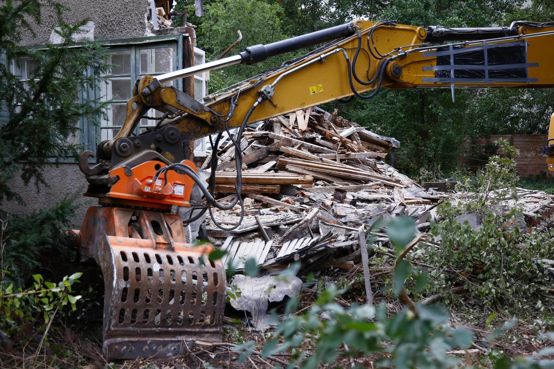 Rozbiórka domu przy Grębałowskiej w Warszawie