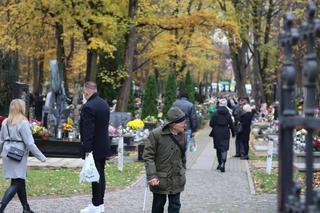 Tak mieszkańcy odwiedzają groby zmarłych. Tłumy na najstarszym cmentarzu w Lublinie