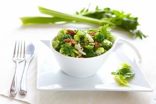 Sałatka brokułowa z selerem i orzechami: przepis na zdrowie