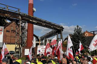 Protest związkowców pod Hutą Pokój w Rudzie Śląskiej