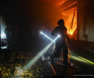  Kawle. Pożar zakładu przetwórstwa drobiowego. 120 strażaków walczy z żywiołem w czwartek, 14 sierpnia. Jeden z nich zaginął [ZDJĘCIA]
