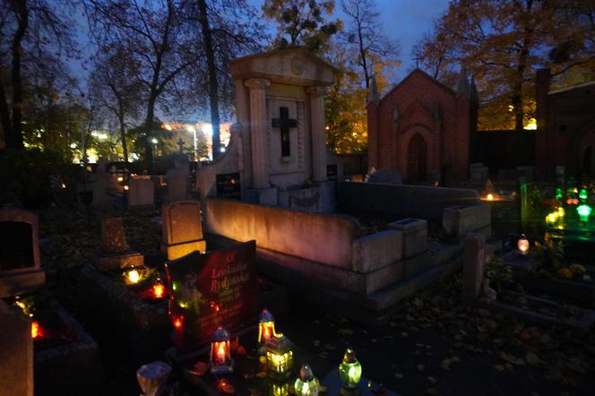 Tak wygląda Cmentarz Starofarny w Bydgoszczy po zmroku w przeddzień Święta Zmarłych. Zobacz zdjęcia