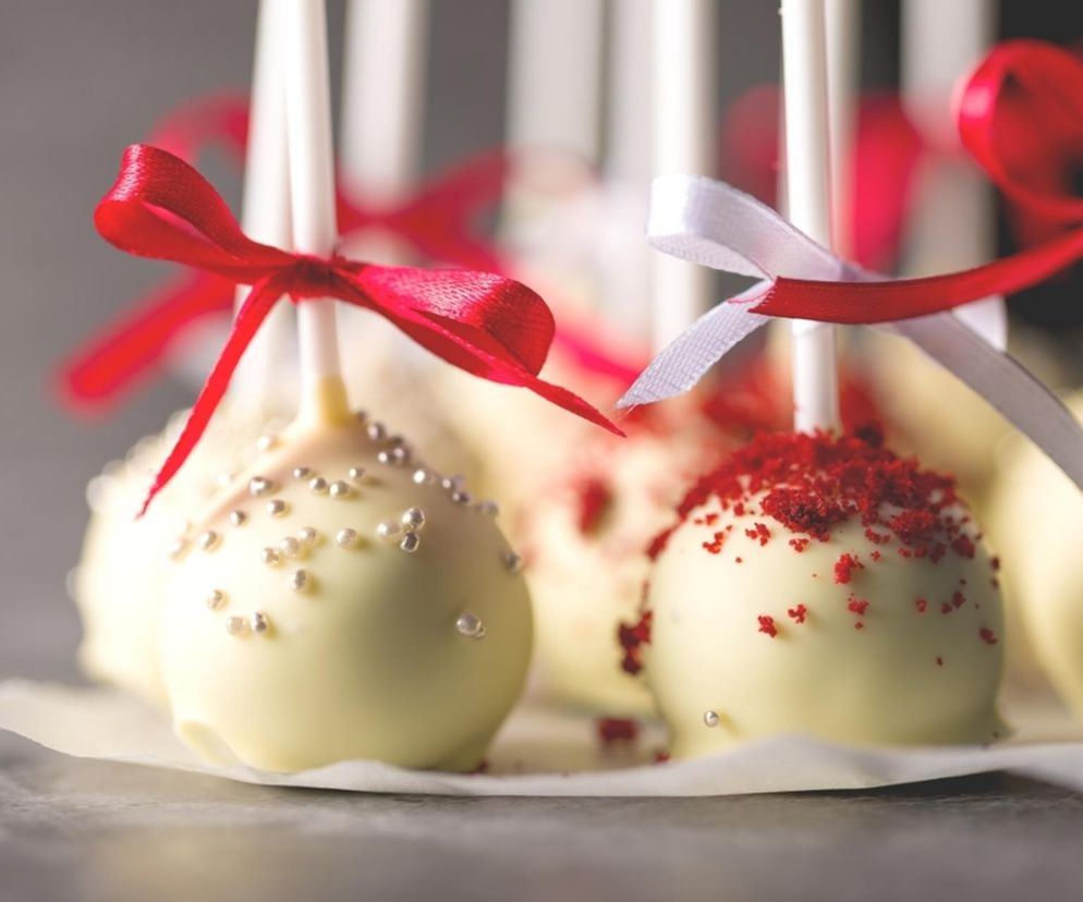 Słodkie, orzeźwiające i proste w przygotowaniu. Te cake popsy to hit
