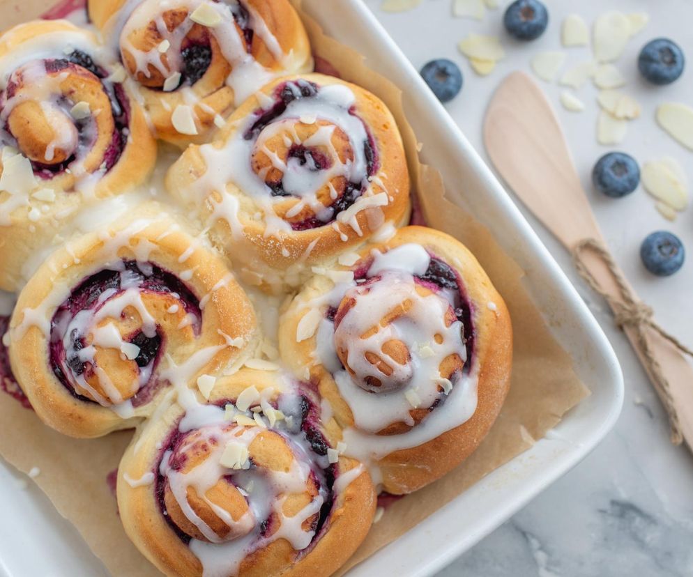 Borówkowe zawijańce są prawdziwym hitem. Zaskocz gości tą kolorową przekąską