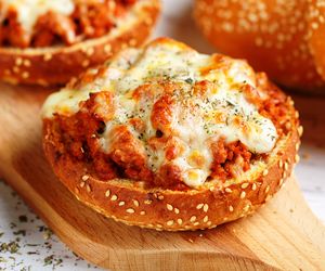 Bułki zapiekane z mielonym mięsem: łatwy przepis na obfity posiłek